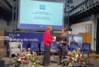 Prof. Wuri Handayani saat menerima Penghargaan diserahkan dalam forum The Universitas 21 Annual Network Meeting and Leadership Summit yang berlangsung di University of Glasgow, Skotlandia, pada 21 April 2026. (Foto:Istimewa).