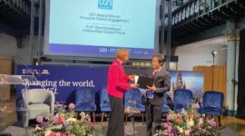 Prof. Wuri Handayani saat menerima Penghargaan diserahkan dalam forum The Universitas 21 Annual Network Meeting and Leadership Summit yang berlangsung di University of Glasgow, Skotlandia, pada 21 April 2026. (Foto:Istimewa).