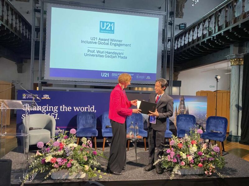 Prof. Wuri Handayani saat menerima Penghargaan diserahkan dalam forum The Universitas 21 Annual Network Meeting and Leadership Summit yang berlangsung di University of Glasgow, Skotlandia, pada 21 April 2026. (Foto:Istimewa).