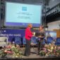Prof. Wuri Handayani saat menerima Penghargaan diserahkan dalam forum The Universitas 21 Annual Network Meeting and Leadership Summit yang berlangsung di University of Glasgow, Skotlandia, pada 21 April 2026. (Foto:Istimewa).