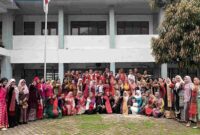 SLB E Negeri Pembina Tingkat Provinsi melaksanakan foto bersama setelah upacara peringatan Hari Pendidikan Nasional (Hardiknas) di lingkungan sekolah, Senin (4/52026). (Lindung Silaban/Sordah.com).