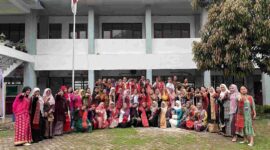 SLB E Negeri Pembina Tingkat Provinsi melaksanakan foto bersama setelah upacara peringatan Hari Pendidikan Nasional (Hardiknas) di lingkungan sekolah, Senin (4/52026). (Lindung Silaban/Sordah.com).