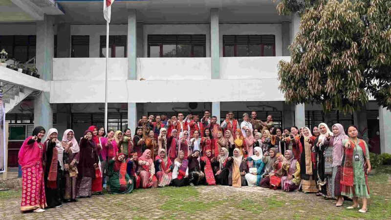 SLB E Negeri Pembina Tingkat Provinsi melaksanakan foto bersama setelah upacara peringatan Hari Pendidikan Nasional (Hardiknas) di lingkungan sekolah, Senin (4/52026). (Lindung Silaban/Sordah.com).
