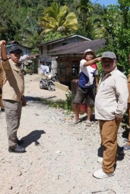 Dari Jalan Rusak hingga Hunian Layak, Bupati JTP Pastikan Pemulihan Adian Koting Dipacu