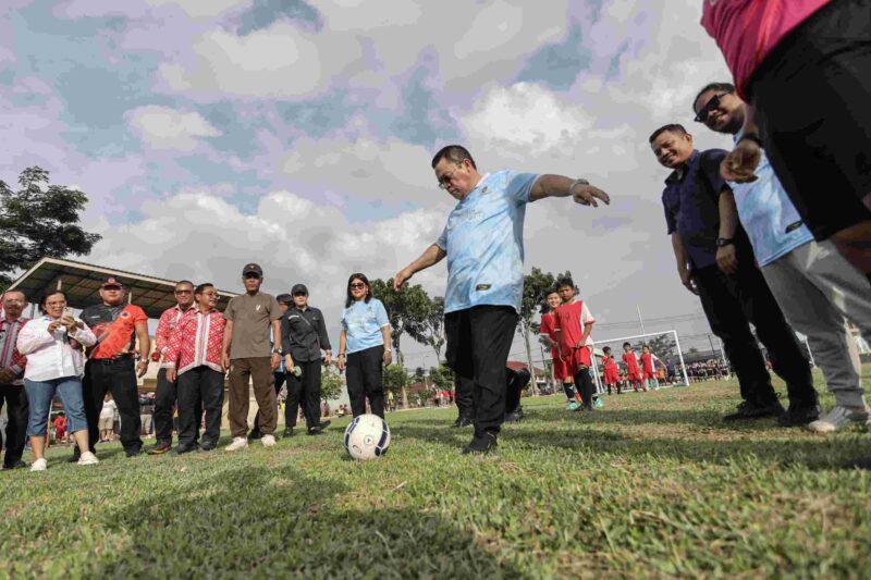 Wali Kota Pematangsiantar Wesly Silalahi melakukan Kick Off perdana di Lapangan Farel Pasaribu, Kecamatan Siantar Marihat, Kamis (7/5/2026).