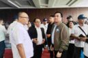 Ketua Yayasan Universitas HKBP Nommensen, Dr. Effendi Muara Sakti Simbolon (pakai jaket), Rektor Dr. Muktar B. Panjaitan (tengah) dan Wakil Rektor II Hendra Simanjuntak (paling kiri) saat menyapa mahasiswa setelah Rapat Dengar Pendapat di Aula Universitas HKBP Nommensen Pematangsiantar, Selasa (12/5/2026). Foto: Sordahcom/Fernando Sirait