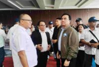 Ketua Yayasan Universitas HKBP Nommensen, Dr. Effendi Muara Sakti Simbolon (pakai jaket), Rektor Dr. Muktar B. Panjaitan (tengah) dan Wakil Rektor II Hendra Simanjuntak (paling kiri) saat menyapa mahasiswa setelah Rapat Dengar Pendapat di Aula Universitas HKBP Nommensen Pematangsiantar, Selasa (12/5/2026). Foto: Sordahcom/Fernando Sirait