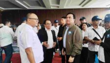 Ketua Yayasan Universitas HKBP Nommensen, Dr. Effendi Muara Sakti Simbolon (pakai jaket), Rektor Dr. Muktar B. Panjaitan (tengah) dan Wakil Rektor II Hendra Simanjuntak (paling kiri) saat menyapa mahasiswa setelah Rapat Dengar Pendapat di Aula Universitas HKBP Nommensen Pematangsiantar, Selasa (12/5/2026). Foto: Sordahcom/Fernando Sirait
