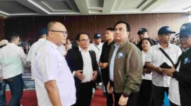 Ketua Yayasan Universitas HKBP Nommensen, Dr. Effendi Muara Sakti Simbolon (pakai jaket), Rektor Dr. Muktar B. Panjaitan (tengah) dan Wakil Rektor II Hendra Simanjuntak (paling kiri) saat menyapa mahasiswa setelah Rapat Dengar Pendapat di Aula Universitas HKBP Nommensen Pematangsiantar, Selasa (12/5/2026). Foto: Sordahcom/Fernando Sirait