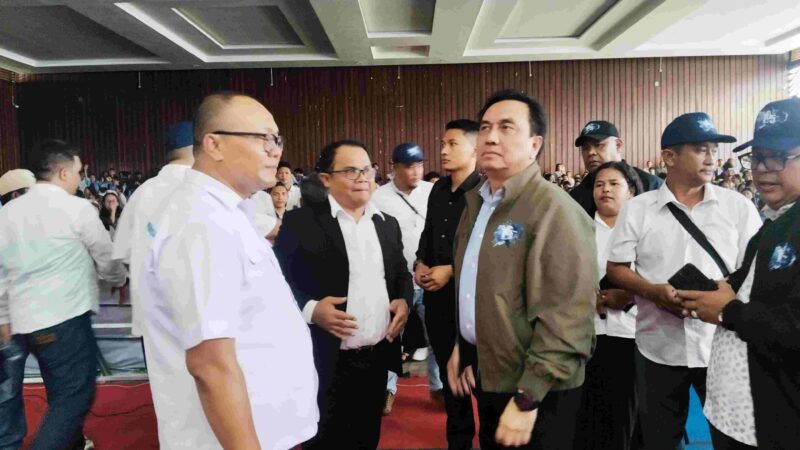 Ketua Yayasan Universitas HKBP Nommensen, Dr. Effendi Muara Sakti Simbolon (pakai jaket), Rektor Dr. Muktar B. Panjaitan (tengah) dan Wakil Rektor II Hendra Simanjuntak (paling kiri) saat menyapa mahasiswa setelah Rapat Dengar Pendapat di Aula Universitas HKBP Nommensen Pematangsiantar, Selasa (12/5/2026). Foto: Sordahcom/Fernando Sirait