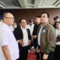Ketua Yayasan Universitas HKBP Nommensen, Dr. Effendi Muara Sakti Simbolon (pakai jaket), Rektor Dr. Muktar B. Panjaitan (tengah) dan Wakil Rektor II Hendra Simanjuntak (paling kiri) saat menyapa mahasiswa setelah Rapat Dengar Pendapat di Aula Universitas HKBP Nommensen Pematangsiantar, Selasa (12/5/2026). Foto: Sordahcom/Fernando Sirait
