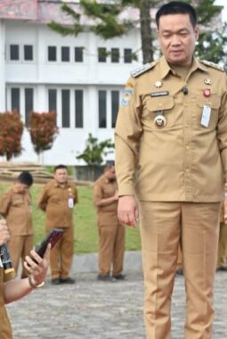 Disdukcapil Humbahas Jemput Bola, Fasilitasi Perekaman KTP-el bagi Warga Penyandang Disabilitas di Desa Purba Dolok