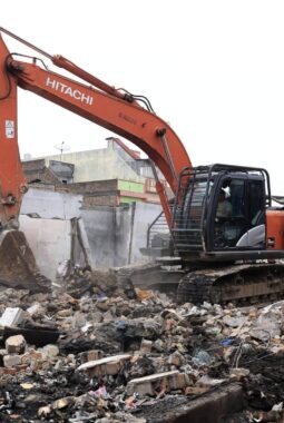 Pemko Pematangsiantar Mulai Robohkan Bangunan Pasar Dwikora, Bersihkan Puing Kebakaran untuk Pemulihan Pasar