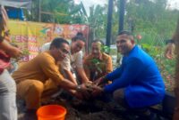 Ketua DPC GAMKI Kota Pematangsiantar Jon Roi Tua Purba bersama Camat Siantar Timur Masa Rahmat Zebua, SE, M.Si., menanam bibit pohon didampingi para lurah se-Kecamatan Siantar Timur dan masyarakat dalam gerakan penghijauan yang diinisiasi GAMKI di Gang Rebung, Kelurahan Tomuan, Selasa (4/8/2026).