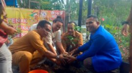 Ketua DPC GAMKI Kota Pematangsiantar Jon Roi Tua Purba bersama Camat Siantar Timur Masa Rahmat Zebua, SE, M.Si., menanam bibit pohon didampingi para lurah se-Kecamatan Siantar Timur dan masyarakat dalam gerakan penghijauan yang diinisiasi GAMKI di Gang Rebung, Kelurahan Tomuan, Selasa (4/8/2026).
