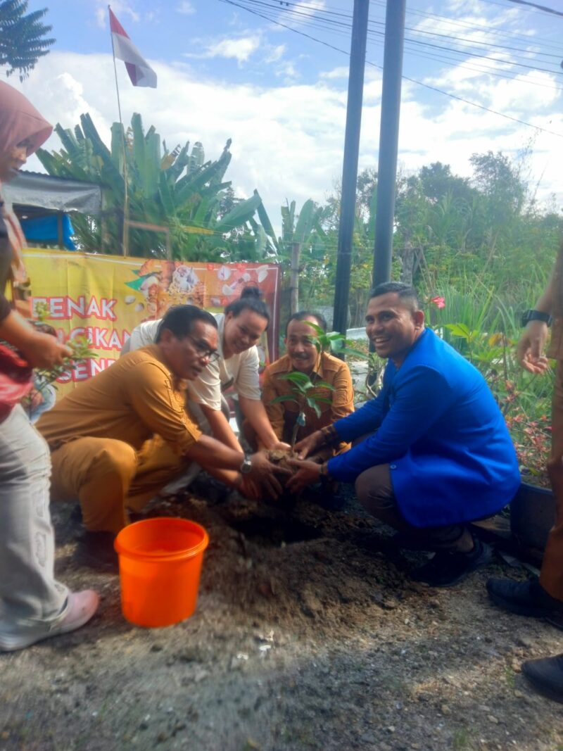 Ketua DPC GAMKI Kota Pematangsiantar Jon Roi Tua Purba bersama Camat Siantar Timur Masa Rahmat Zebua, SE, M.Si., menanam bibit pohon didampingi para lurah se-Kecamatan Siantar Timur dan masyarakat dalam gerakan penghijauan yang diinisiasi GAMKI di Gang Rebung, Kelurahan Tomuan, Selasa (4/8/2026).