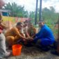 Ketua DPC GAMKI Kota Pematangsiantar Jon Roi Tua Purba bersama Camat Siantar Timur Masa Rahmat Zebua, SE, M.Si., menanam bibit pohon didampingi para lurah se-Kecamatan Siantar Timur dan masyarakat dalam gerakan penghijauan yang diinisiasi GAMKI di Gang Rebung, Kelurahan Tomuan, Selasa (4/8/2026).