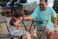 Setiap akhir pekan, Daniel berusaha menghabiskan seluruh waktunya bersama anak-anak. Baginya, 
percakapan sederhana dan tawa mereka menjadi cara terbaik melepas rindu setelah bekerja jauh dari rumah. (Istimewa)