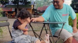 Setiap akhir pekan, Daniel berusaha menghabiskan seluruh waktunya bersama anak-anak. Baginya, 
percakapan sederhana dan tawa mereka menjadi cara terbaik melepas rindu setelah bekerja jauh dari rumah. (Istimewa)