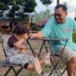 Setiap akhir pekan, Daniel berusaha menghabiskan seluruh waktunya bersama anak-anak. Baginya, 
percakapan sederhana dan tawa mereka menjadi cara terbaik melepas rindu setelah bekerja jauh dari rumah. (Istimewa)