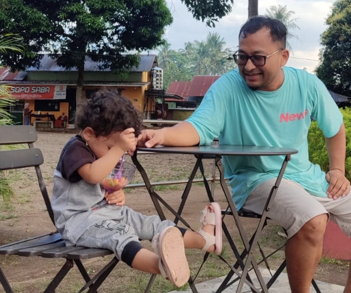 Setiap akhir pekan, Daniel berusaha menghabiskan seluruh waktunya bersama anak-anak. Baginya, 
percakapan sederhana dan tawa mereka menjadi cara terbaik melepas rindu setelah bekerja jauh dari rumah. (Istimewa)