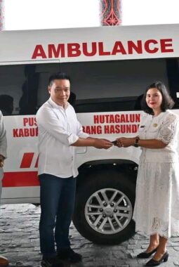 Tingkatkan Pelayanan Kesehatan, Bupati Humbahas Serah Terimakan Ambulans kepada Puskesmas Hutagalung